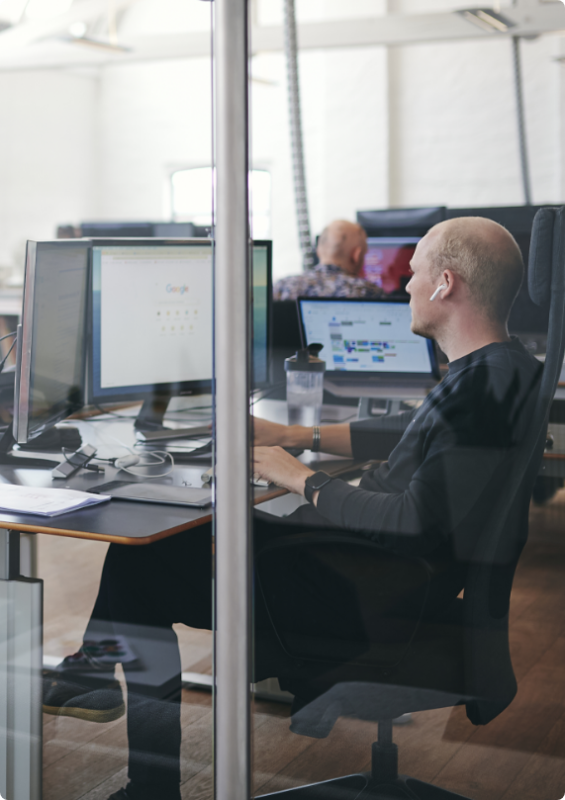 Udvikling ved arbejdsbordet hos Adtention