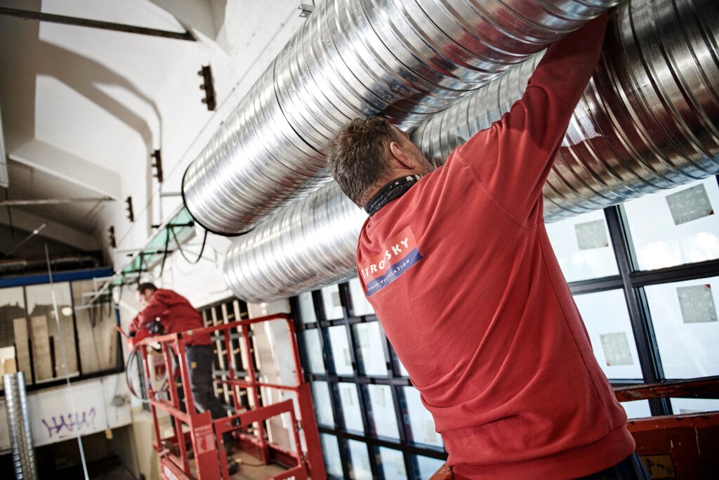 Petrowsky-montør arbejder med ventilationsanlæg