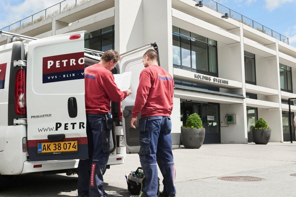 To Petrowsky-medarbejdere ved en servicebil